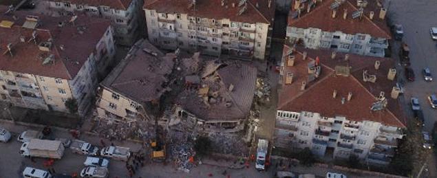 Fay hattı etraftaki 5 binayı es geçip de ortada yıkılan binadan geçmiş olamaz...
