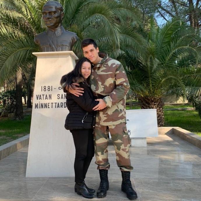 Asker Can Yaman annesi Güldem Yaman ile kışlada böyle poz verdi.