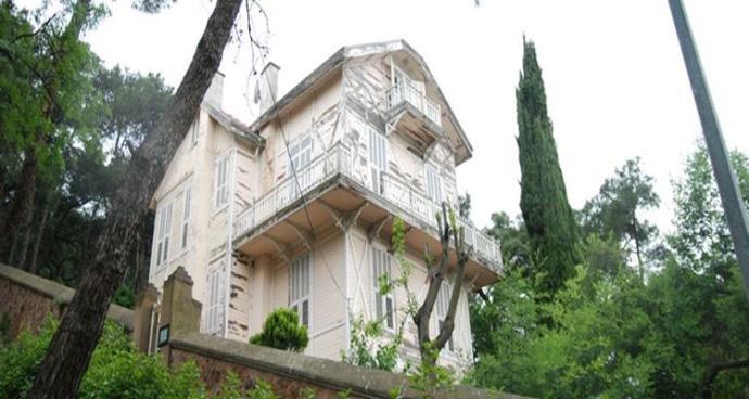Adanın en tepesindeki ev