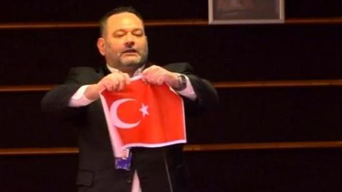 Yunan Vekil Türk Bayrağını Yırttı!