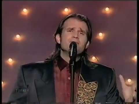 Oyuncu ve şarkıcı: Tarkan Tüzmen