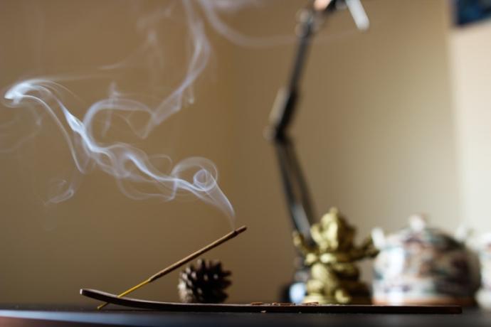 Yoga Sırasında Yakılan Tütsünün Egzotic Aroması Rahatlama Hissini Arttırıyor