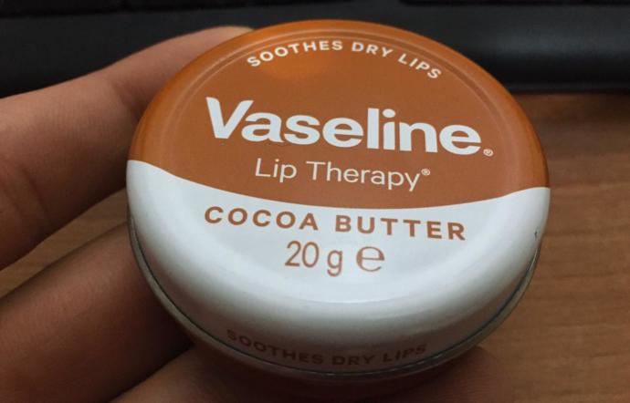 Vaseline Cocoa Butter Yumuşatıcı Dudak Kremi