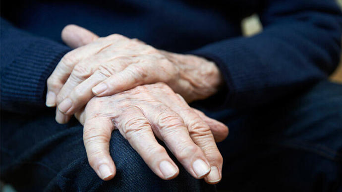 Parkinson Hastalığı Nedir ve Nasıl Belirtiler Gösterir?