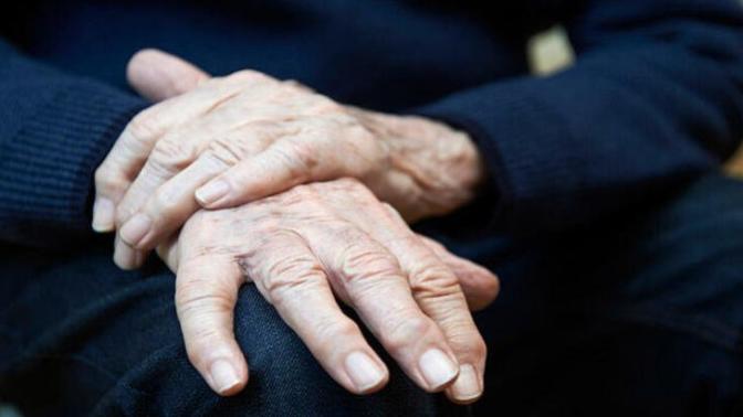 Parkinson Hastalığı Nedir ve Nasıl Belirtiler Gösterir?