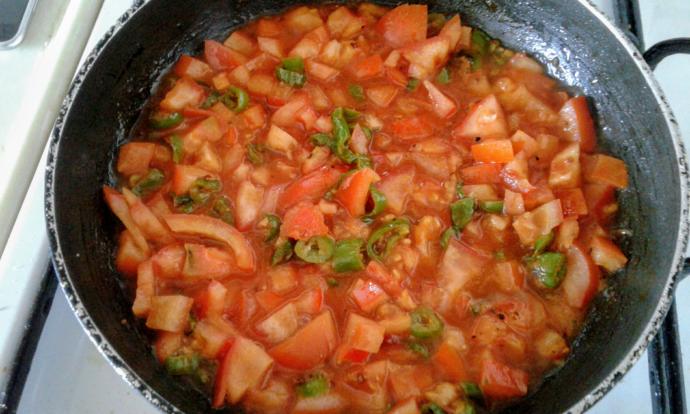 Klasikten Şaşmamak Gerek: Ekmeğinizi Banmaya Doyamayacağınız Menemen Tarifi