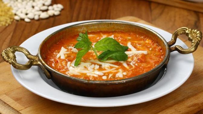Klasikten Şaşmamak Gerek: Ekmeğinizi Banmaya Doyamayacağınız Menemen Tarifi