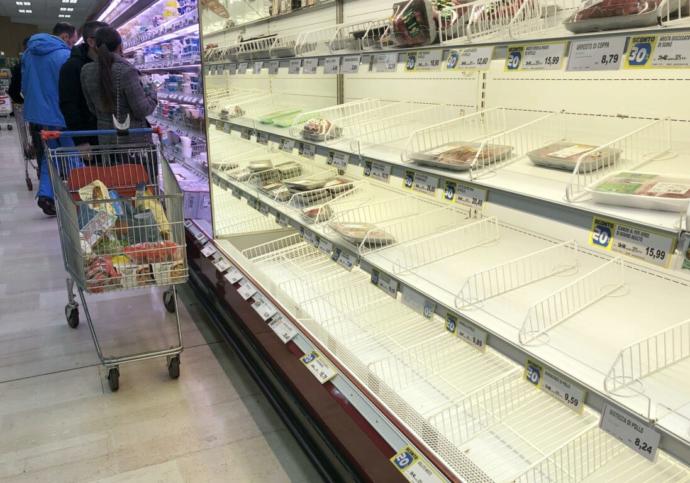 İtalyada rafları boşalmış bir market