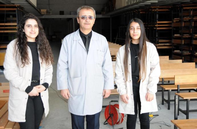 Köy okulları için sıra üreten Beyza ve Ada