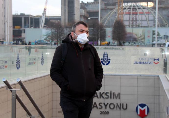 Koronavirüse karşı önlem alan vatandaş