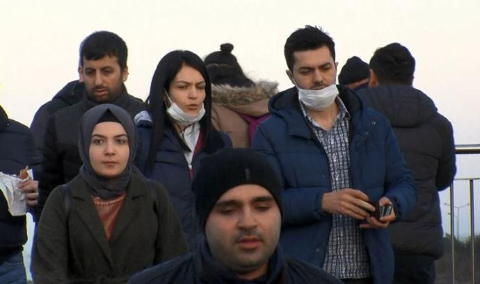 Maske takan vatandaşlar