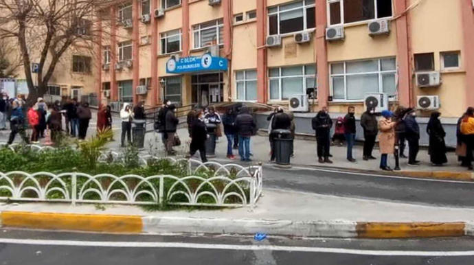 Corona testi için bekleyen vatandaşlar