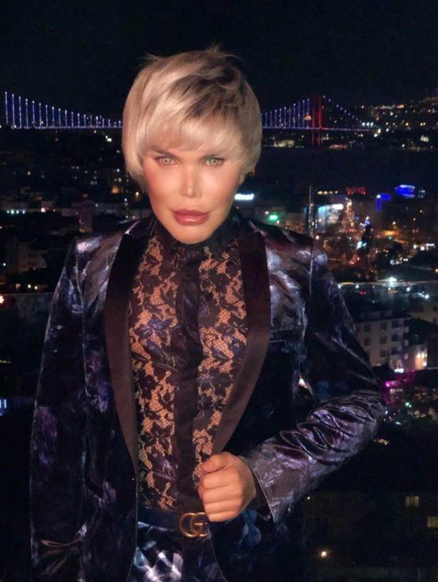 Koronavirüs Onları Ayırmadı: 65 Yaş Yasağından Dolayı Eve Kapanan Ünlüler