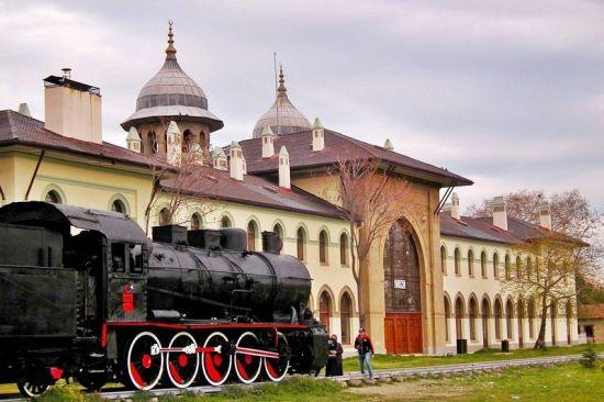Tarihi Edirne tran garı ve İsmet Paşanın Lozana gidip geldiği tren. (vagonu görüntüde yok ama orada)
