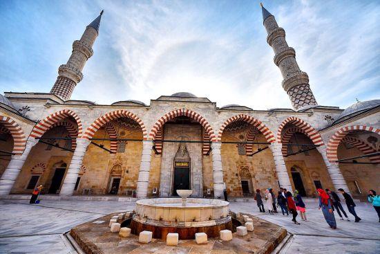 İç şerefeli caminin iç avlusu