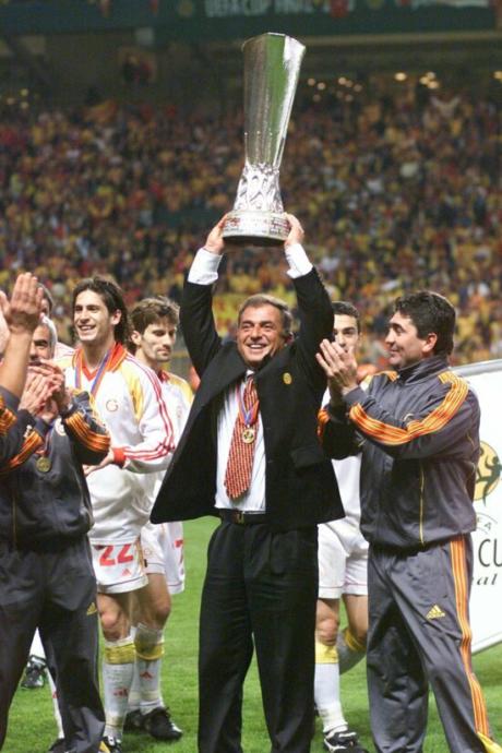 17 Mayıs 2000,UEFA Kupası Fatih Terimin ellerinde yükseliyor.