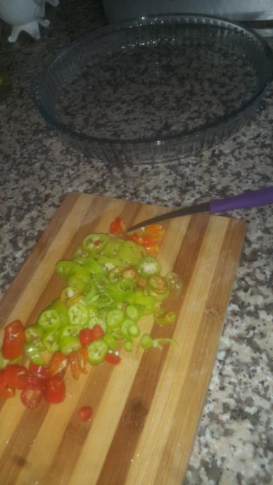 Biberler doğranır tavada yerini alır.