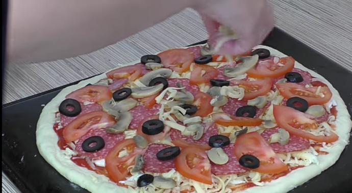 Ev Yapımı Pizza Tarifi İçin Pizza Severler Buraya!