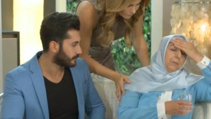 O kıyafet nedir aman Allahım bakışı😃