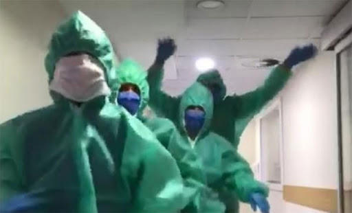 Sağlık çalışanlarının eğlenceli dansı