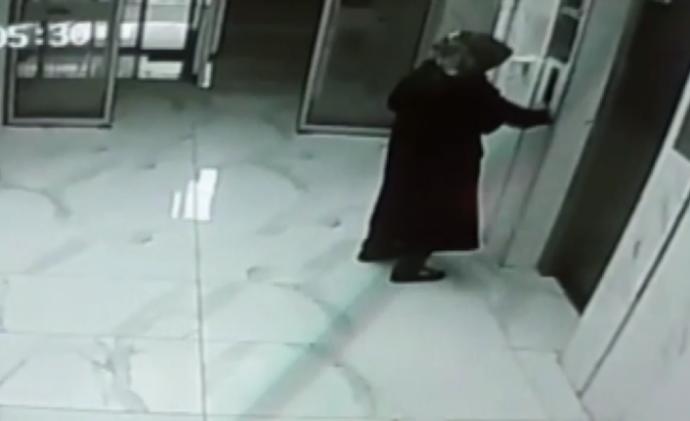 Binaya sıvı süren kadın