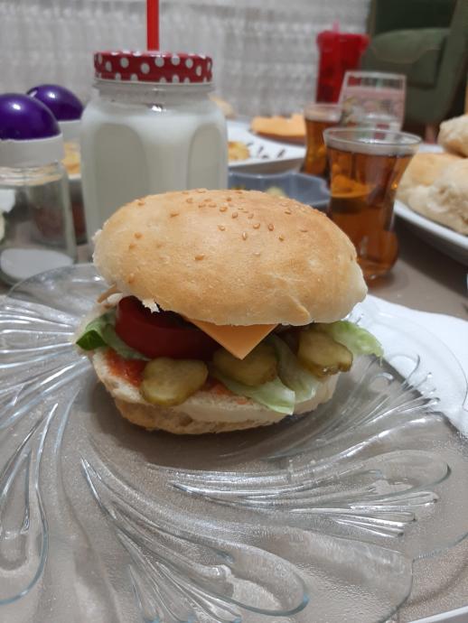 Küçük Büyük Herkesin Seveceği Ev Yapımı Hamburger Tarifim Geliyor!