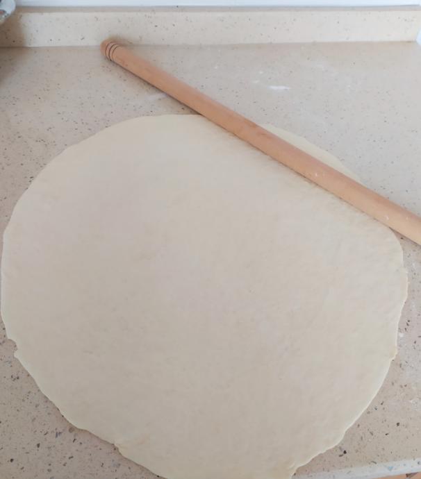 Oklava yardımıyla hamuru açıyoruz
