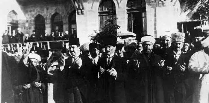 Meclis açılışında dua eden Mustafa Kemal bey