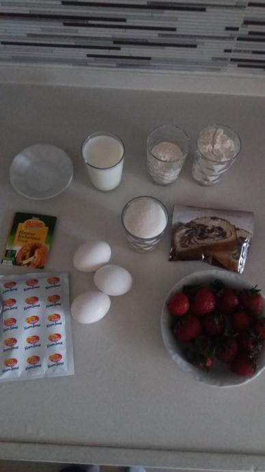 #EvdeKal ve En Kolay Çilekli Pastayı Yap!
