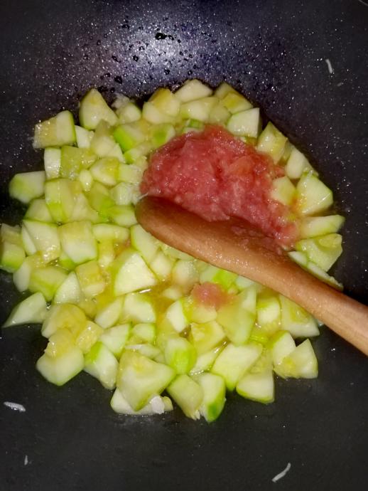Rendelenmiş domatesi ekliyoruz.