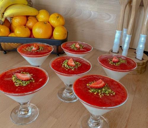Tatlı Krizlerine Son: Hafif ve Çok Lezzetli Çilek Soslu Puding Tarifim Karşınızda!