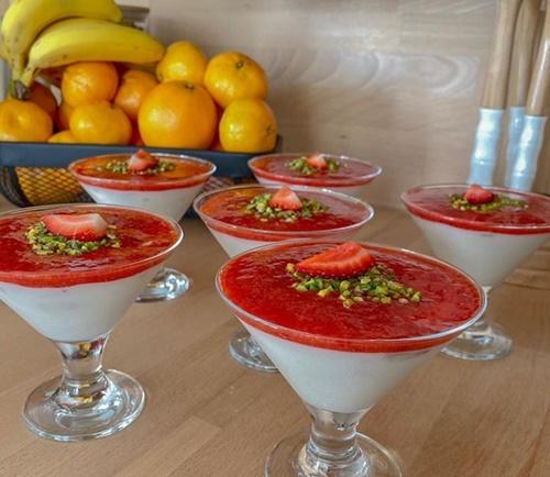 Tatlı Krizlerine Son: Hafif ve Çok Lezzetli Çilek Soslu Puding Tarifim Karşınızda!