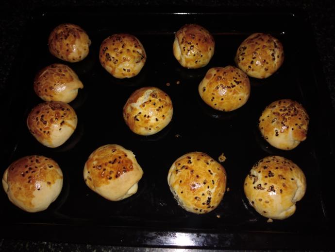 Fırın tepsisine yerleştirip çörek otu / susam karışımlı yumurta sarısını üzerlerine sürüyoruz.