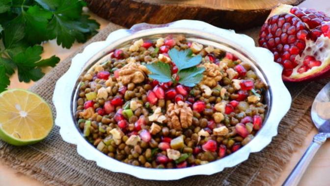 Yepyeni Bir Lezzet Türkiye'de İlk Defa KizlarSoruyor Farkıyla: Tavuklu Maş Salatası!