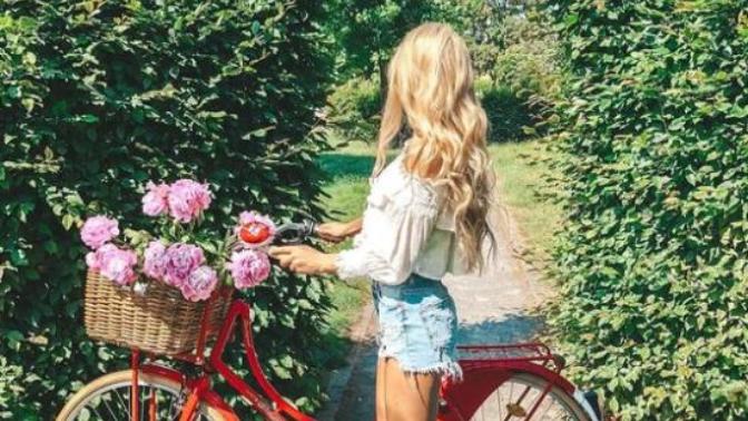 Dalgalı Saç Aşıkları Buraya: Kadınları Barbie Gibi Gösteren Dalgalı Saçların Gizemini Çözüyoruz!
