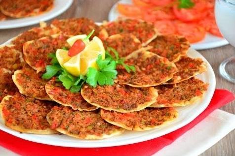 Hazır yufkadan tavuk etli lahmacun