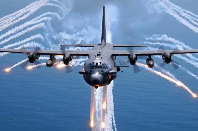 Alev topu bırakan bir AC-130