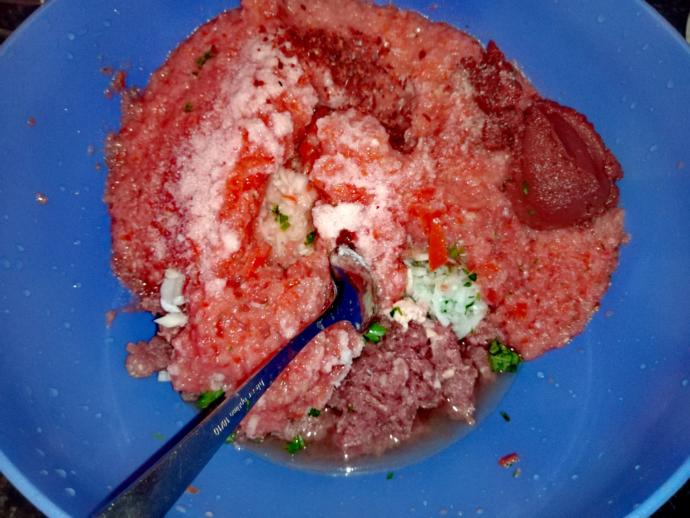 Baharat ve salçamızı ekliyoruz.