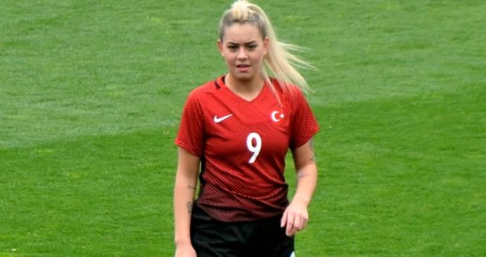 Güzellikleriyle Yeşil Sahaları Podyuma Çeviren 7 Kadın Futbolcu!