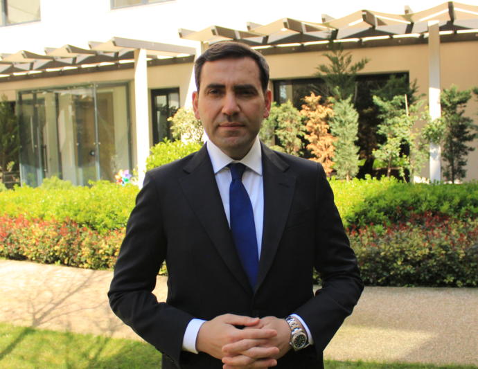 Akademisyen Kimliği, Hitabeti, Bilgisi ve Modern Görünüşüyle Farklı Bir Din Adamı Selman Okumuş KizlarSoruyorda!