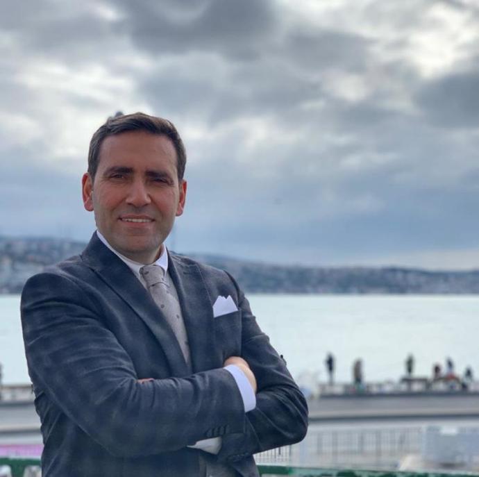 Akademisyen Kimliği, Hitabeti, Bilgisi ve Modern Görünüşüyle Farklı Bir Din Adamı Selman Okumuş KizlarSoruyorda!