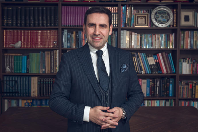 Akademisyen Kimliği, Hitabeti, Bilgisi ve Modern Görünüşüyle Farklı Bir Din Adamı Selman Okumuş KizlarSoruyorda!