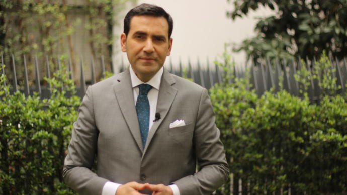 Akademisyen Kimliği, Hitabeti, Bilgisi ve Modern Görünüşüyle Farklı Bir Din Adamı Selman Okumuş KizlarSoruyorda!