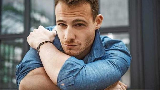 Kerem Bürsin'den Oynadığı Dizi ile İlgili İtiraf: Eve Dönüp Duşta Ağlıyordum