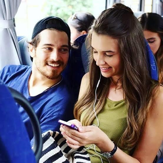 Partnerinizin Sizi Sevip Sevdiğini Gösteren Detaylar Nelerdir?