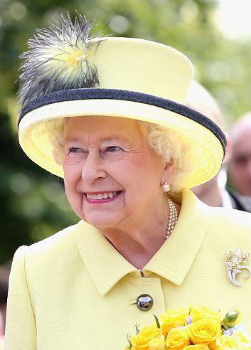 Dünya Yıkılsa Ona Bir Şey Olmuyor: 12 Maddede İngiltere Kraliçesi Elizabeth ve Yıkılmaz Taht Hikayesinin Bilinmeyenleri