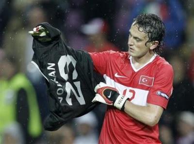 Mevkisi Kaleci Olmamasına Rağmen Maç Esnasında Kaleye Geçen Futbolcular