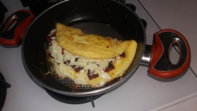 Kızlar Bu Tarif Kaçmaz! Kaşarlı Sucuklu Omlet Nasıl Yapılır?