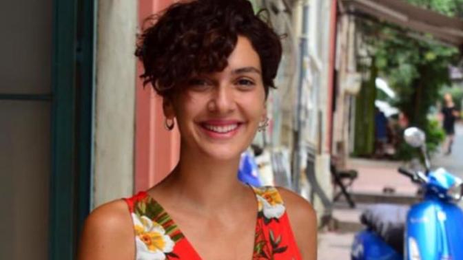 Bergüzar Korel'den Şarkıcı Cardi B'ye Videolu Gönderme