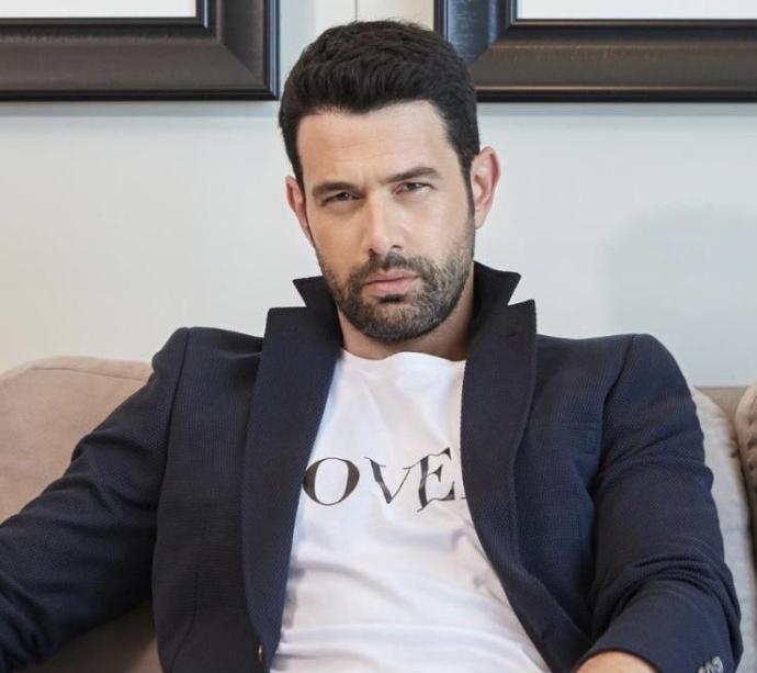 Oyunculuklarıyla Birlikte Karizmatik Oluşlarıyla Dikkat Çeken 10 Oyuncu